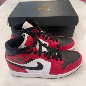 Air Jordan 1 mid Chicago black toe